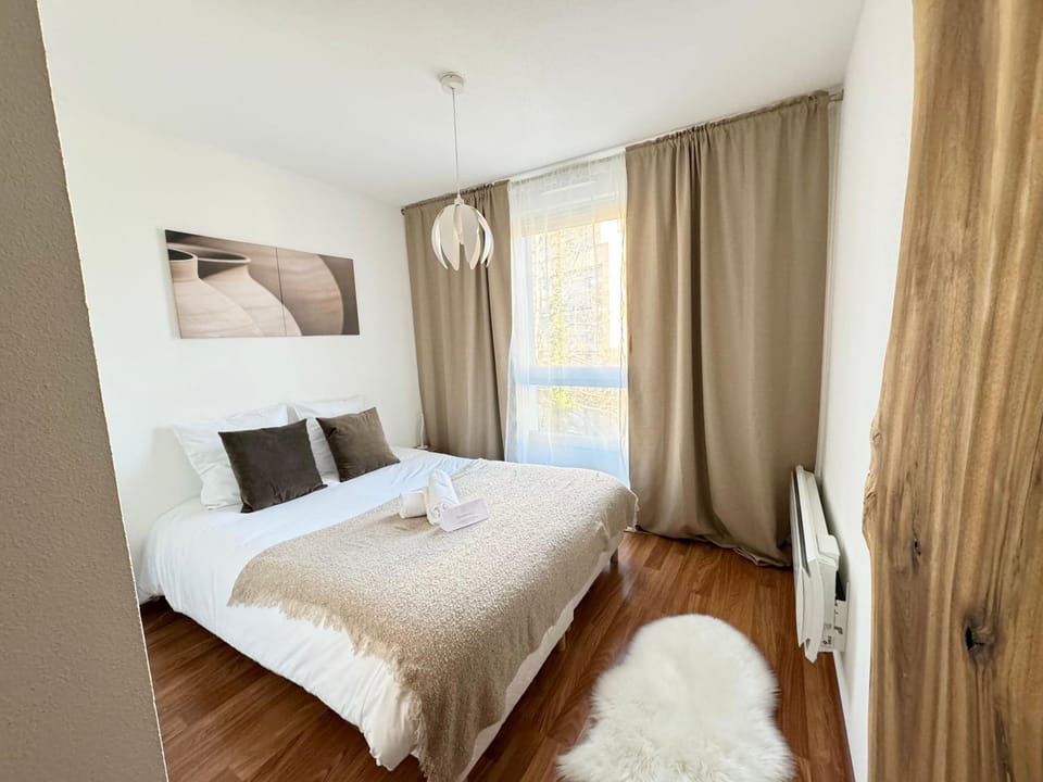 Bed, Bedroom, towels