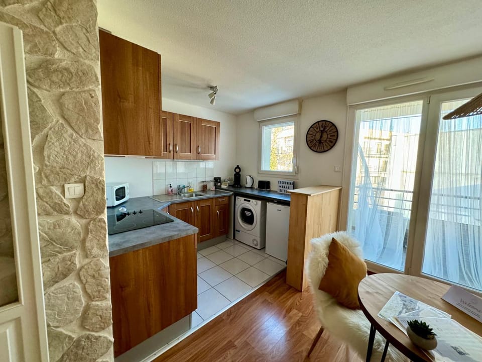 Kitchen or kitchenette, dishwasher, oven, stove