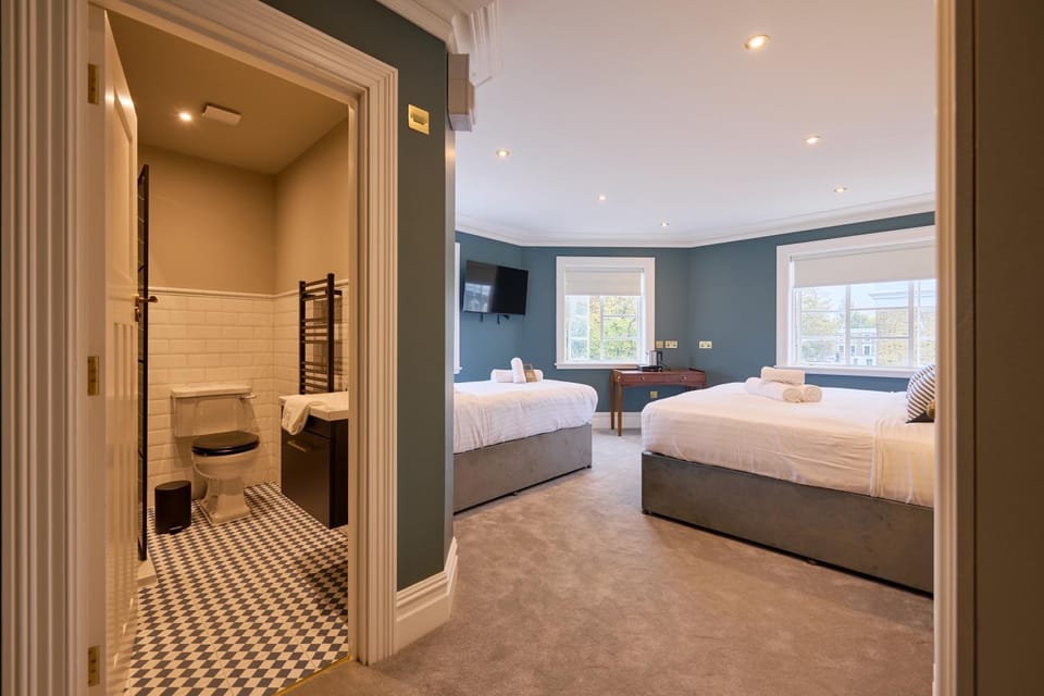 Photo of the whole room, Bedroom