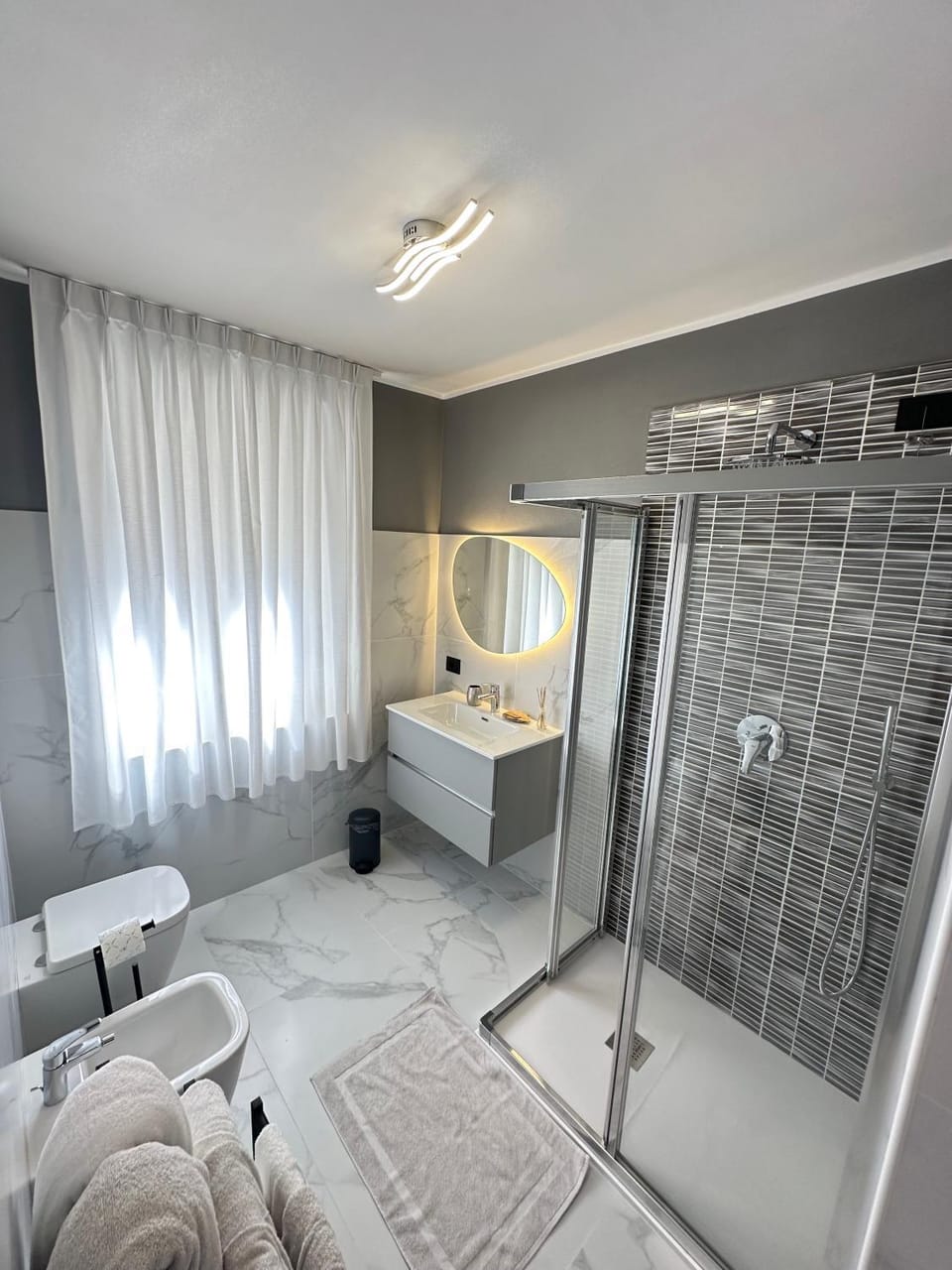 Shower, Toilet, Bathroom, towels