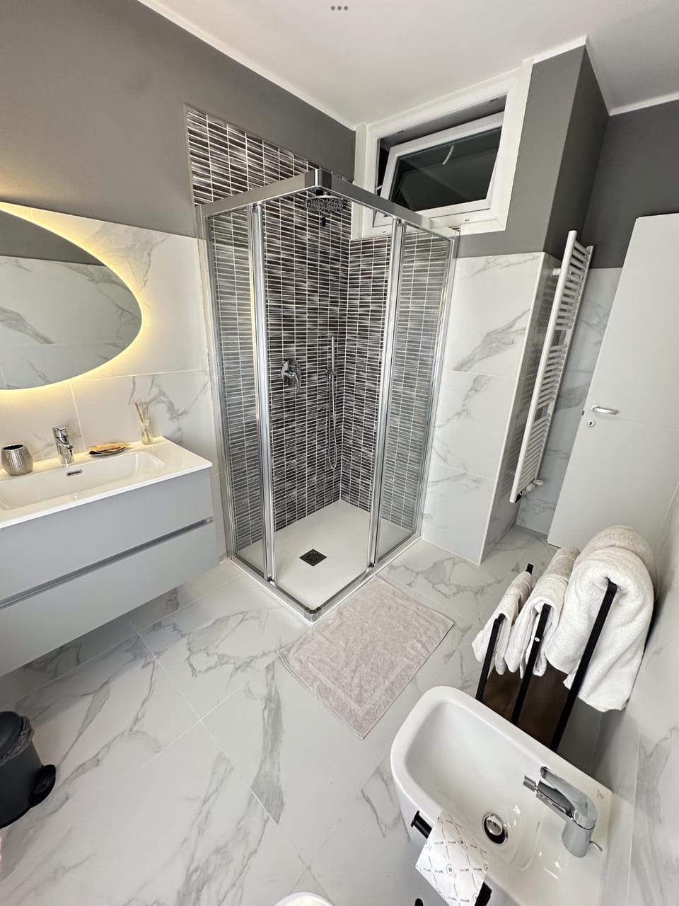 Shower, Toilet, Bathroom, towels