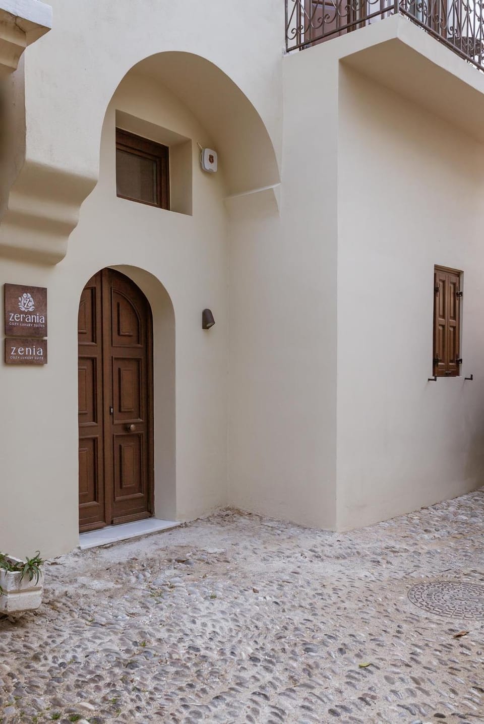 Property building, Facade/entrance, Day