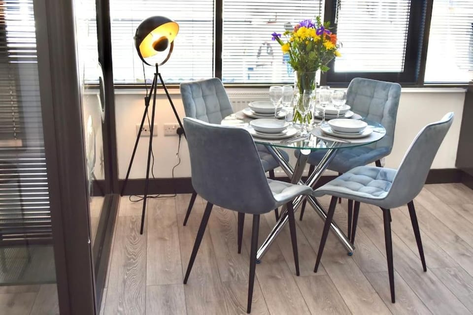 Seating area, Dining area