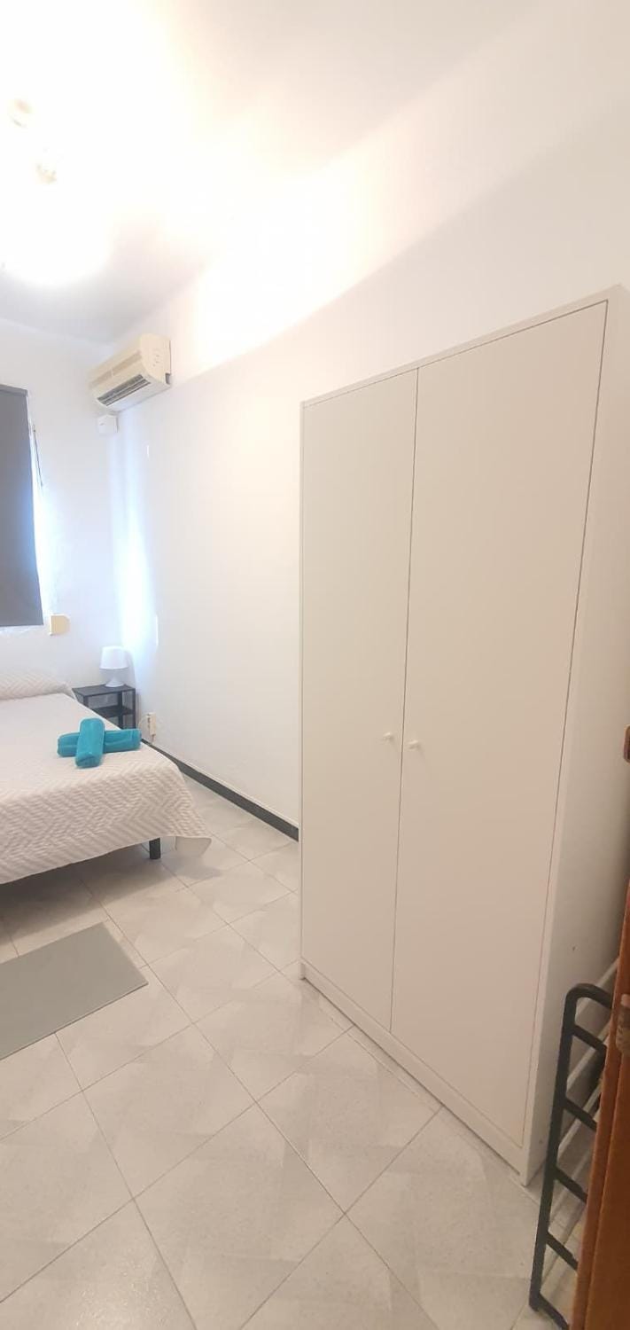 Photo of the whole room, Bedroom, wardrobe