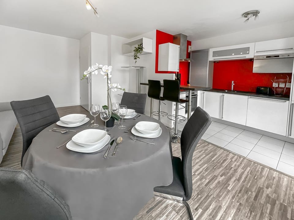 Kitchen or kitchenette, Dining area