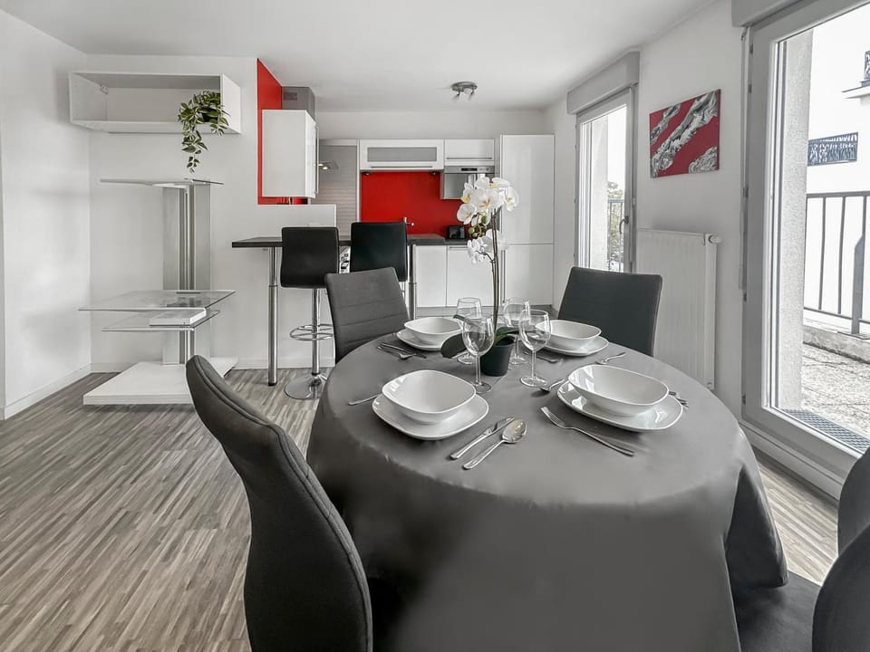 Kitchen or kitchenette, Dining area