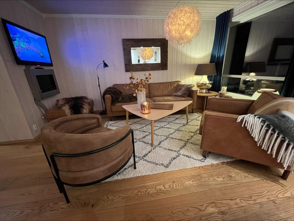 TV and multimedia, Living room, Seating area, fireplace