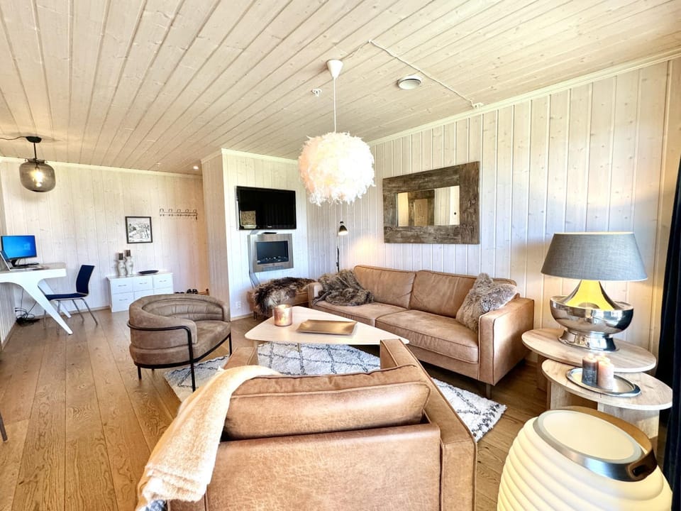 TV and multimedia, Living room, Seating area, fireplace