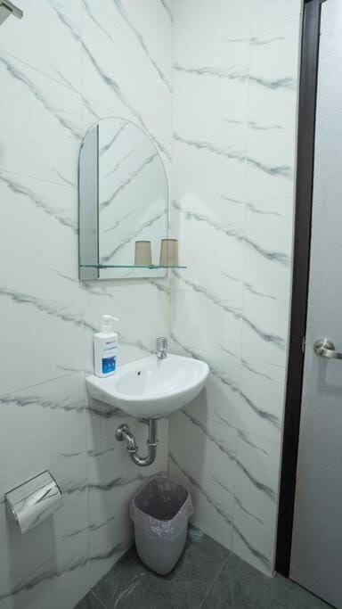 Floriva Modern Cozy Home 3BR Pakuwon Mall House in Indonesia