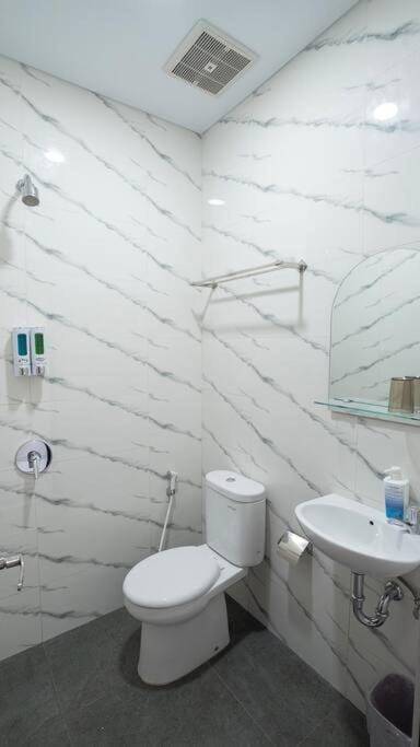 Floriva Modern Cozy Home 3BR Pakuwon Mall House in Indonesia