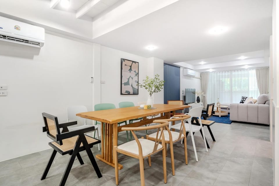 Living room, Seating area, Dining area, air conditioner