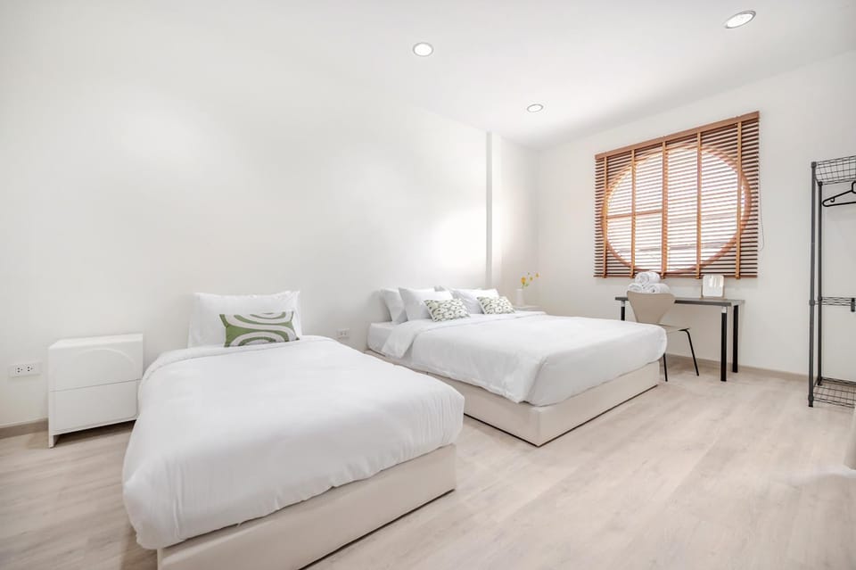 Bedroom, towels