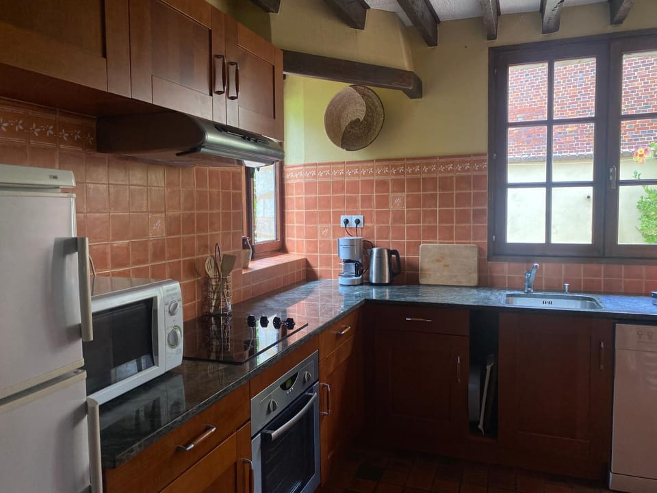 Coffee/tea facilities, Kitchen or kitchenette, dishwasher, oven, stove, toaster