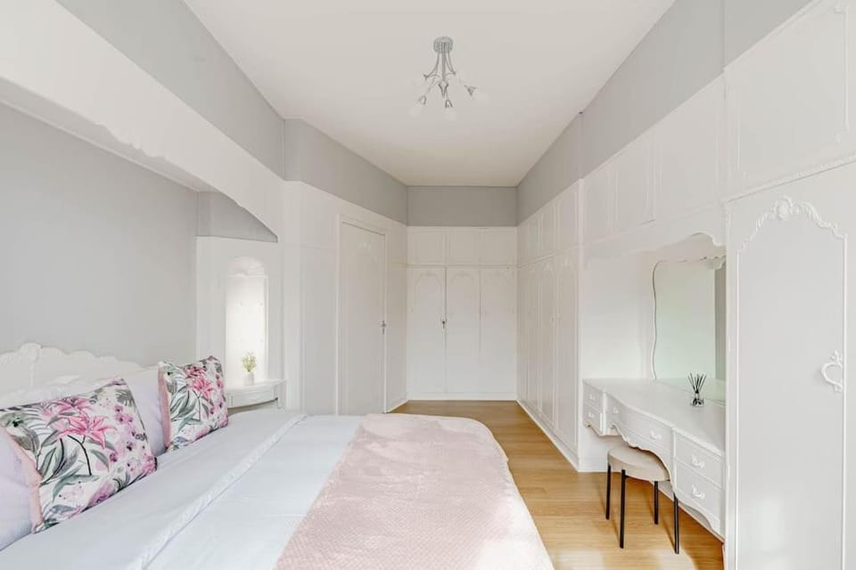 Bed, Photo of the whole room, Bedroom, wardrobe