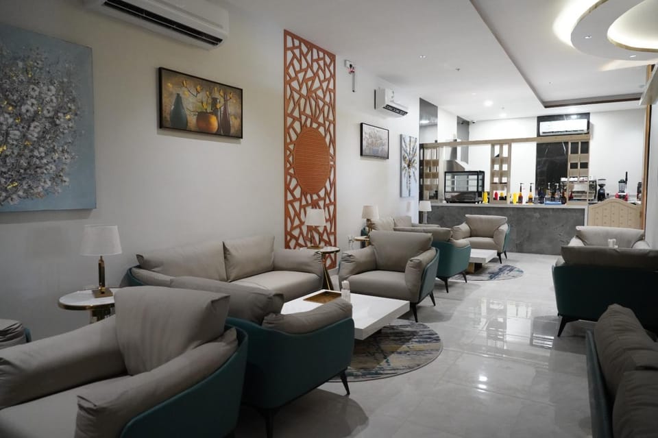 Communal lounge/ TV room, Seating area, Breakfast