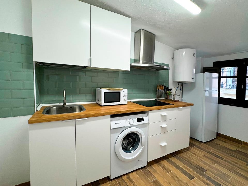 Kitchen or kitchenette, stove, washing machine