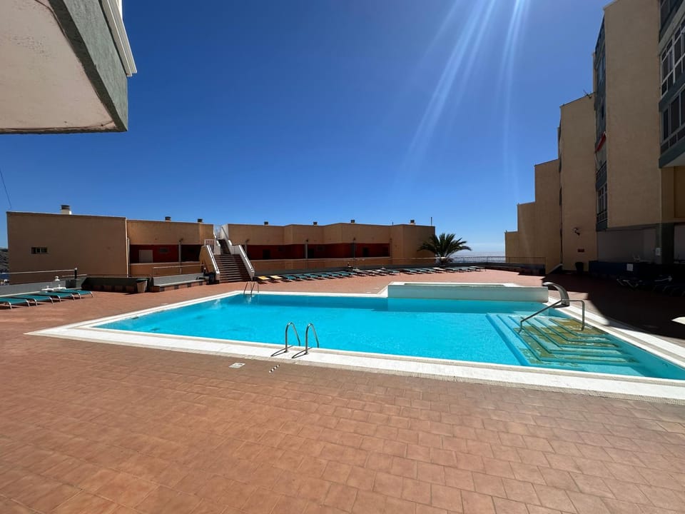 Property building, Day, Pool view, Swimming pool, sunbed