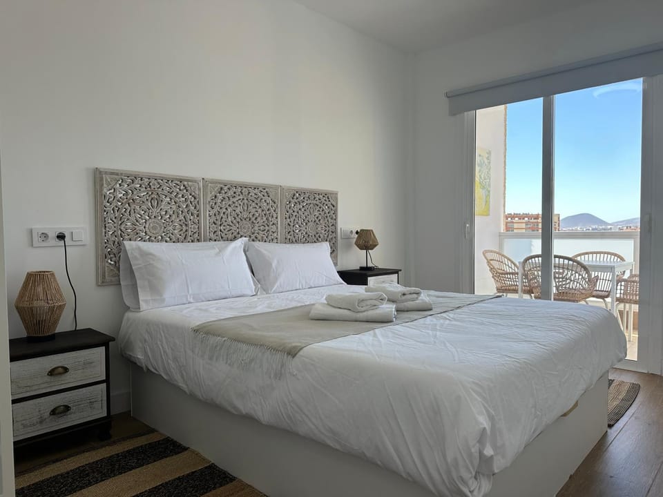 Bed, Bedroom, Mountain view, towels