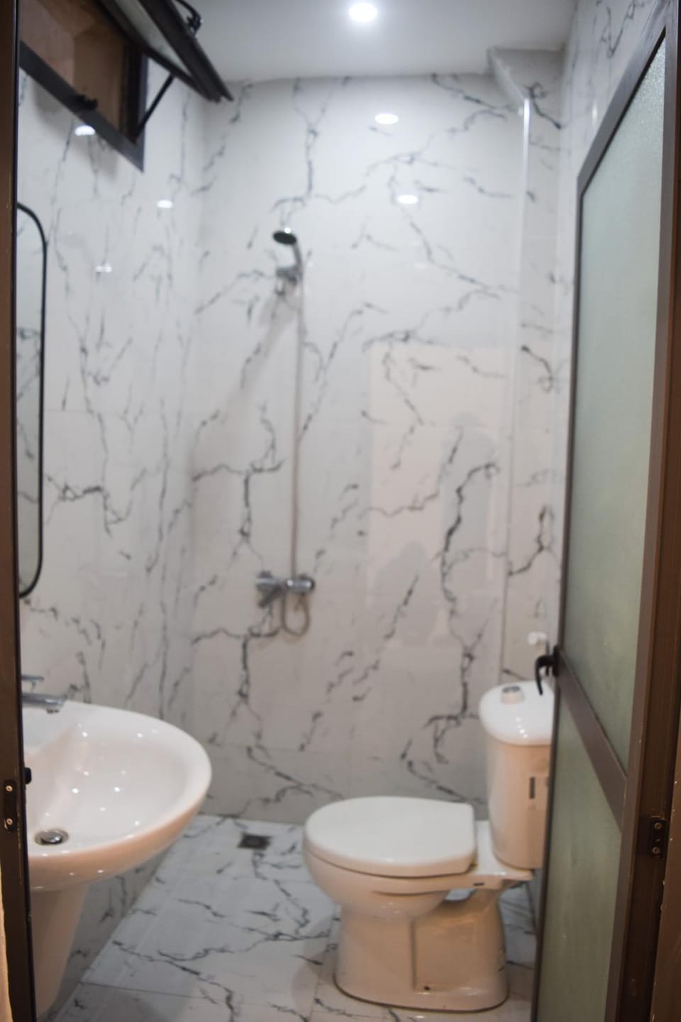 Shower, Toilet