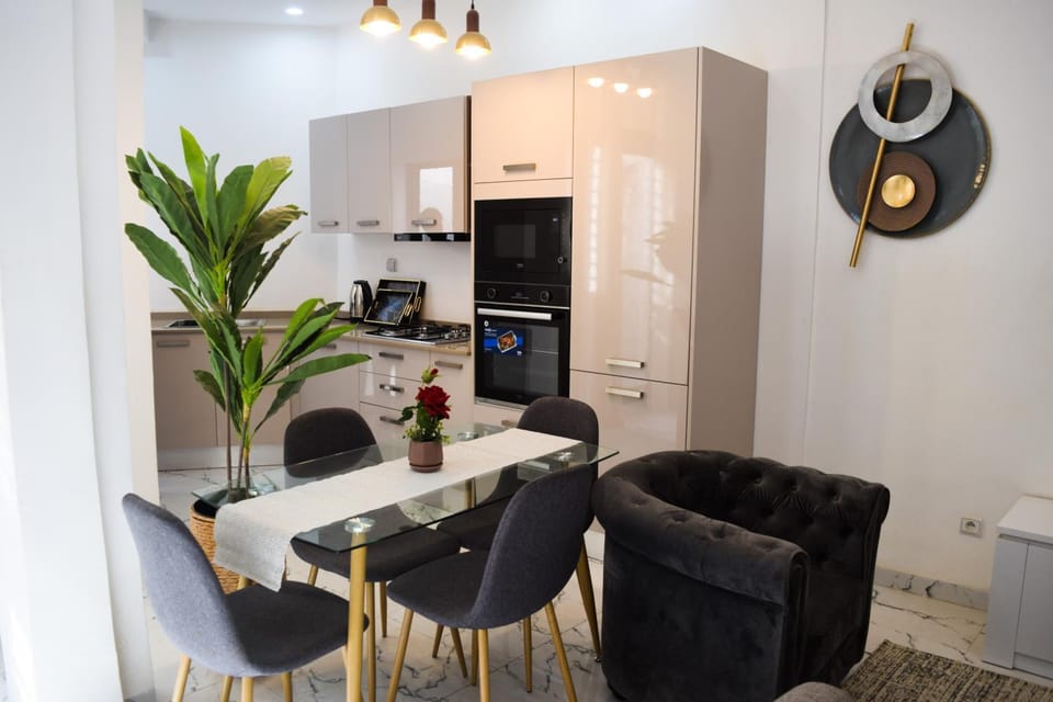 Kitchen or kitchenette, Dining area, oven