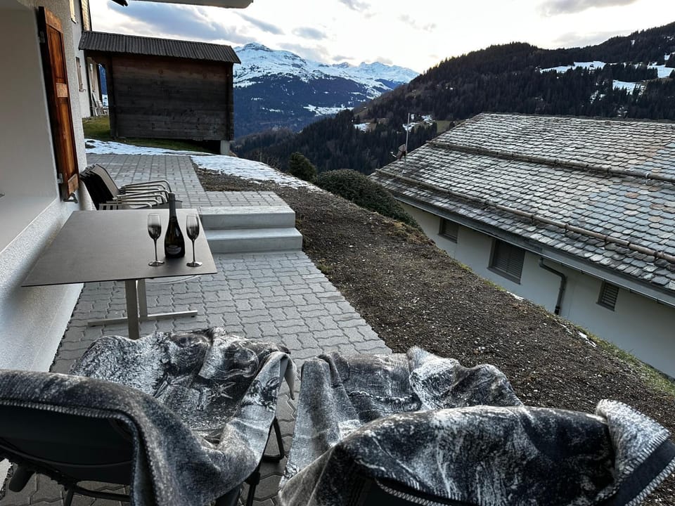 Natural landscape, Balcony/Terrace, Seating area, Mountain view