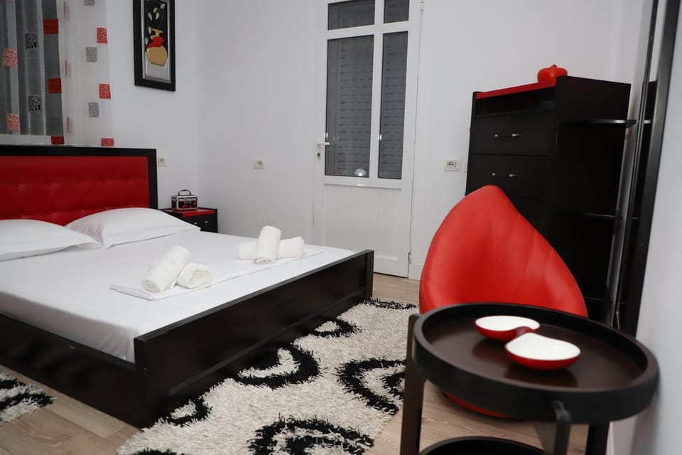 Bed, Photo of the whole room, Bedroom, towels