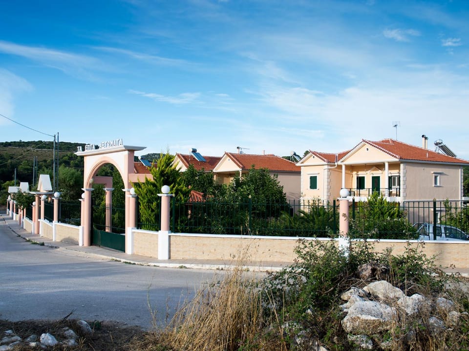 Property building, Facade/entrance, Natural landscape, On site, Street view, Area and facilities