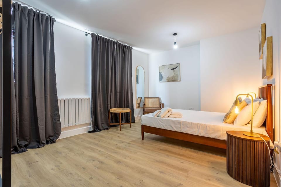Photo of the whole room, Bedroom, internet