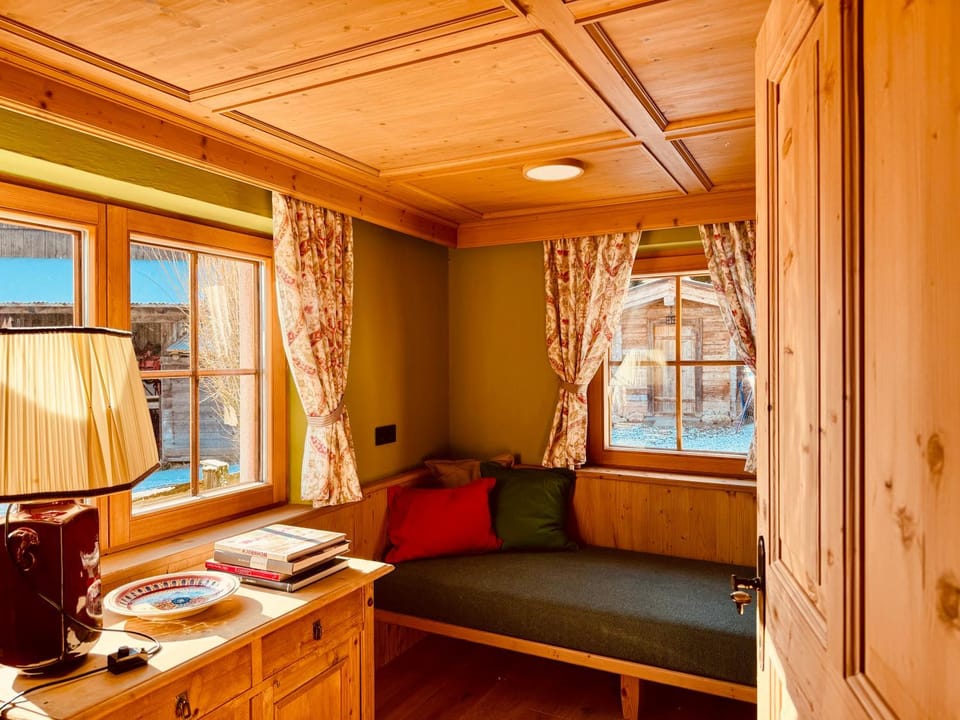 Bed, Photo of the whole room, Seating area