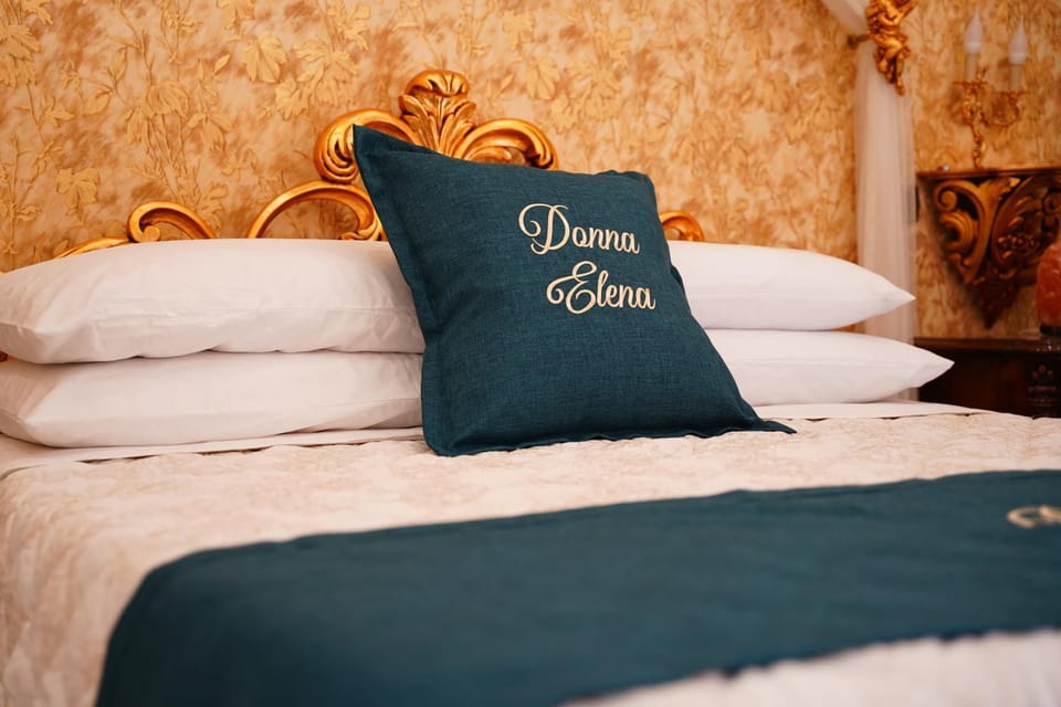 Bed, Property logo or sign, Photo of the whole room, Bedroom