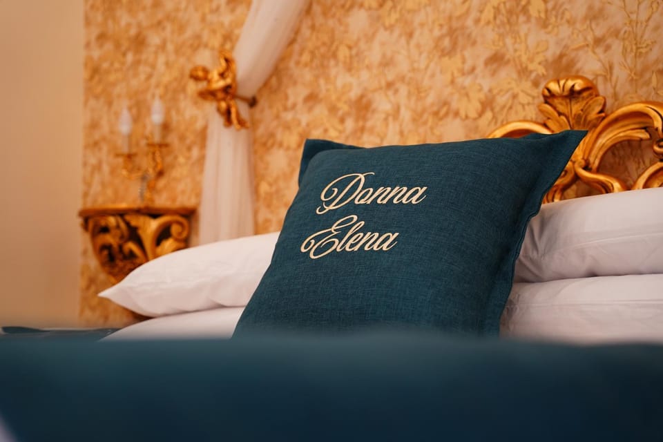 Bed, Property logo or sign, Photo of the whole room, Bedroom