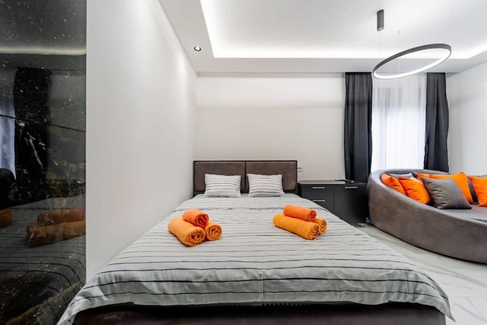 Bed, Living room, Photo of the whole room, Seating area, Bedroom, towels