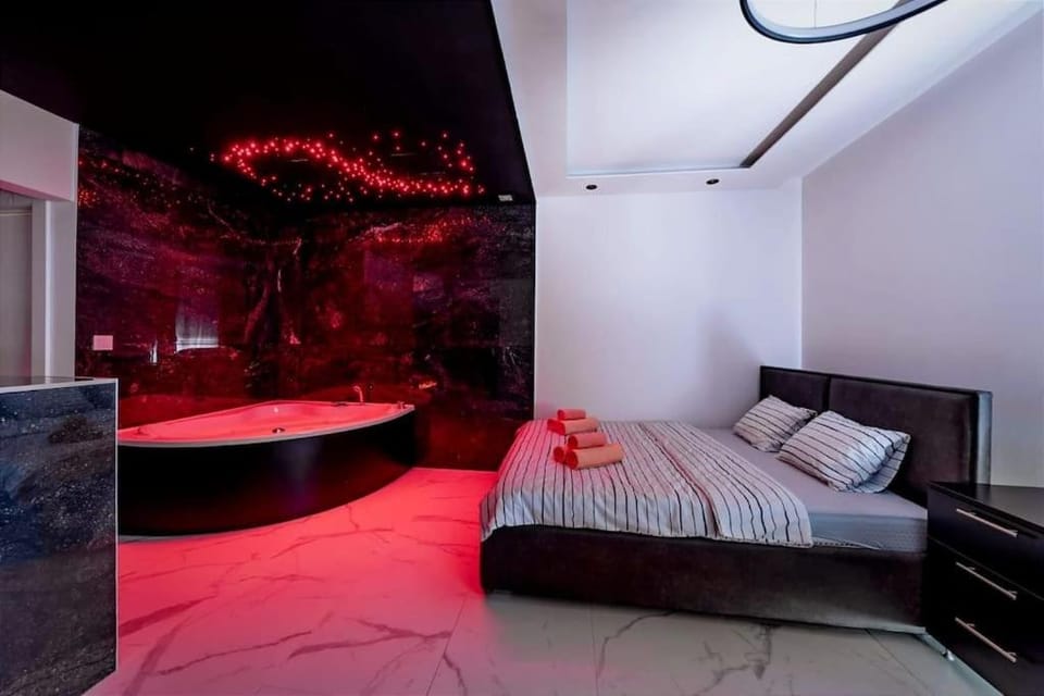 Bed, Hot Tub, Bathroom, Photo of the whole room, Bedroom, Bath