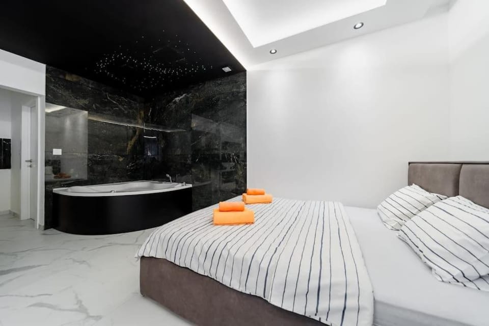 Bed, Bathroom, Photo of the whole room, Bedroom, towels
