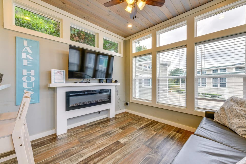 Lake Norman Getaway w/ Pool Access + Kayaking! House in Lake Norman