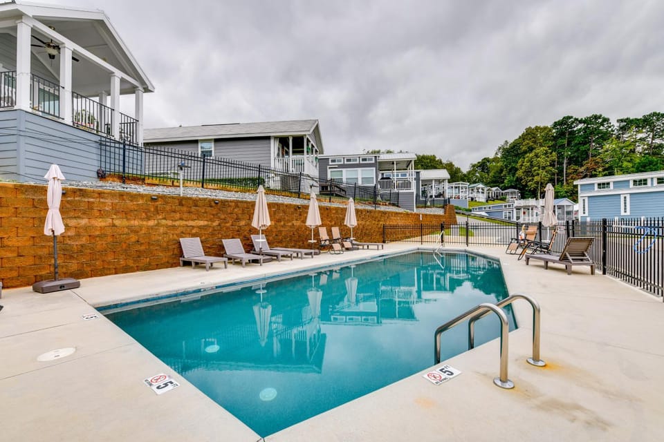 Lake Norman Getaway w/ Pool Access + Kayaking! House in Lake Norman