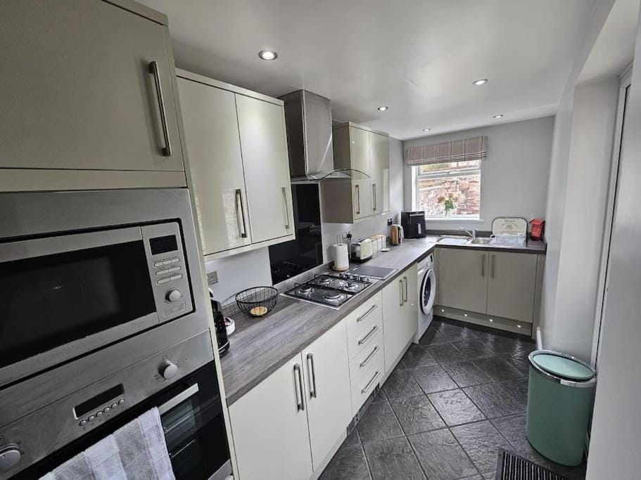 Coffee/tea facilities, Kitchen or kitchenette, oven, stove, toaster