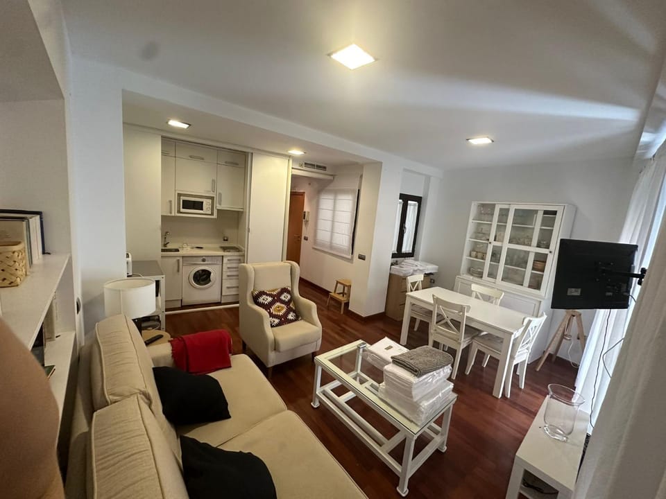 TV and multimedia, Kitchen or kitchenette, Living room, Seating area, Dining area, stove