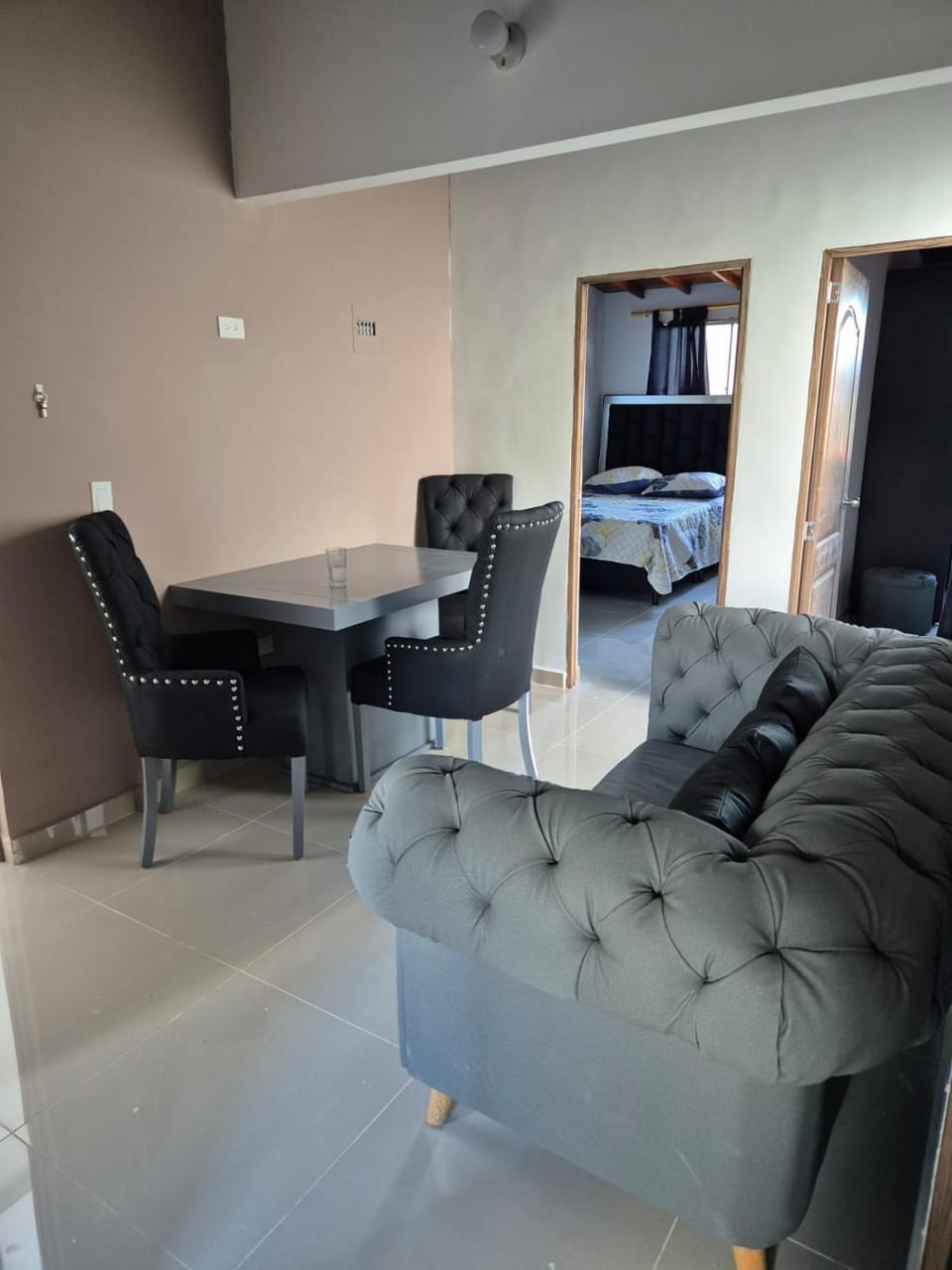 GIGANTE y ELEGANTE APARTAMENTO UNIFAMILIAR Apartment in Medellin