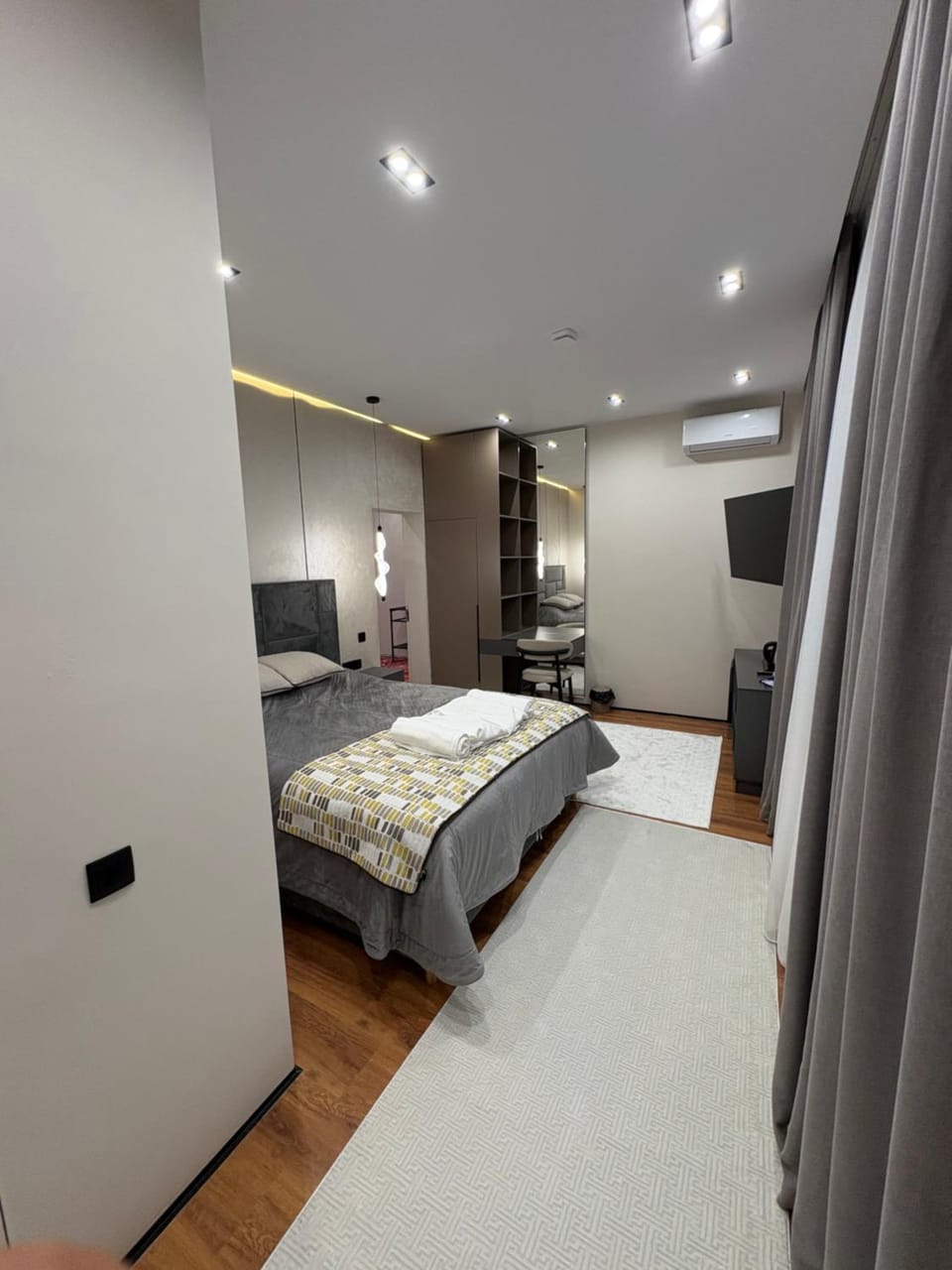 Bed, Photo of the whole room, Bedroom