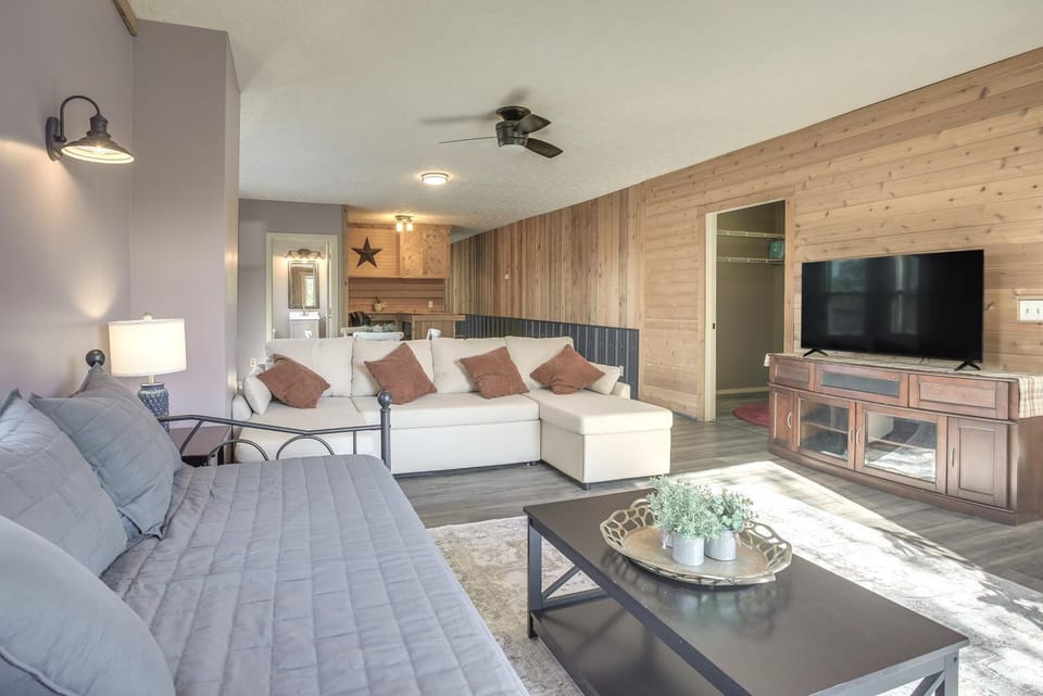 Downtown Condo ~ 23 Mi to Hocking Hills State Park House in Ohio