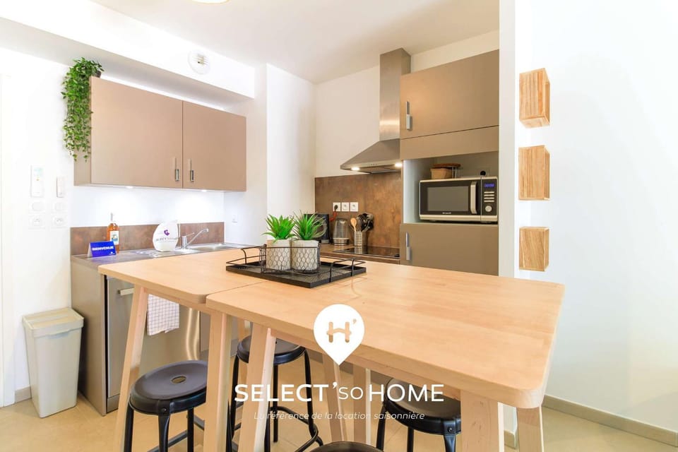 Kitchen or kitchenette, Dining area, dishwasher, oven, stove, toaster