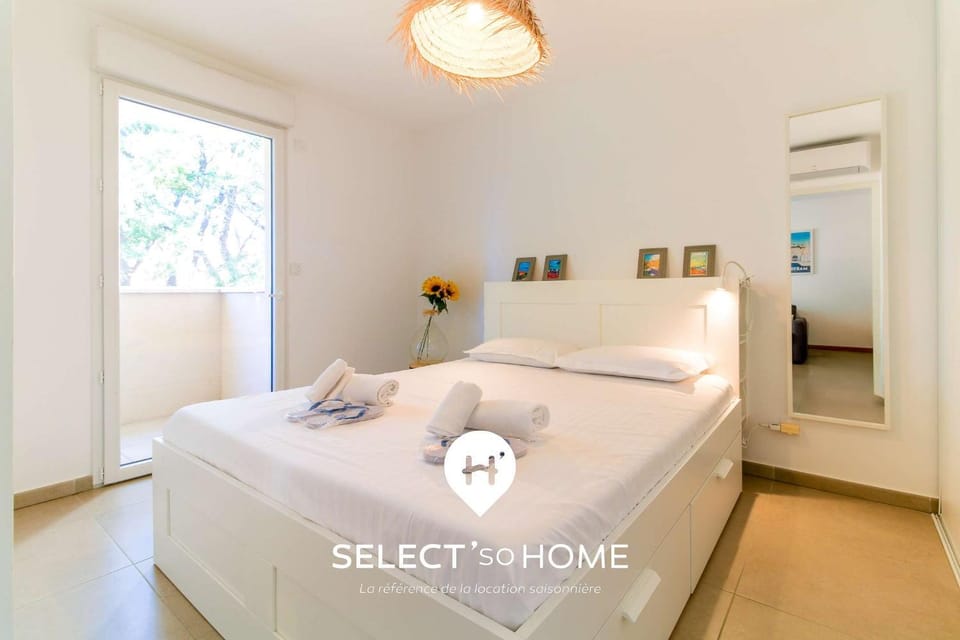 Bed, Photo of the whole room, Bedroom, towels, air conditioner