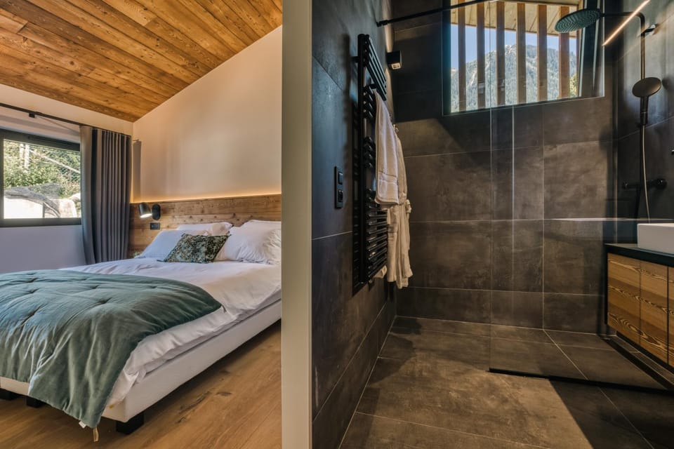 Shower, Bed, Bathroom, Photo of the whole room, Bedroom, towels