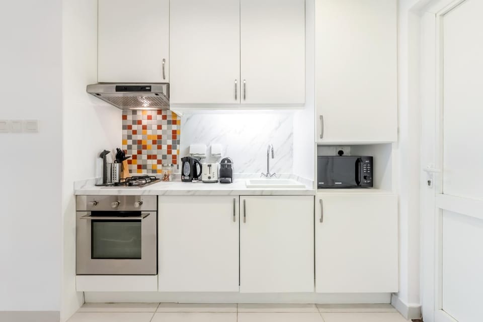 Coffee/tea facilities, Kitchen or kitchenette, oven, stove, toaster