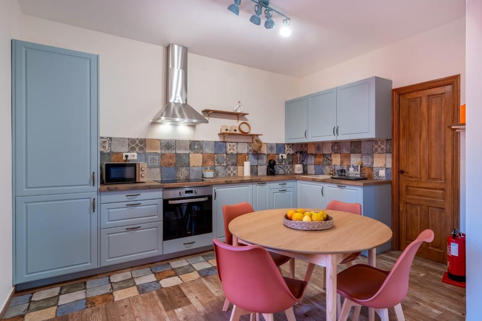 Property building, Kitchen or kitchenette, Living room