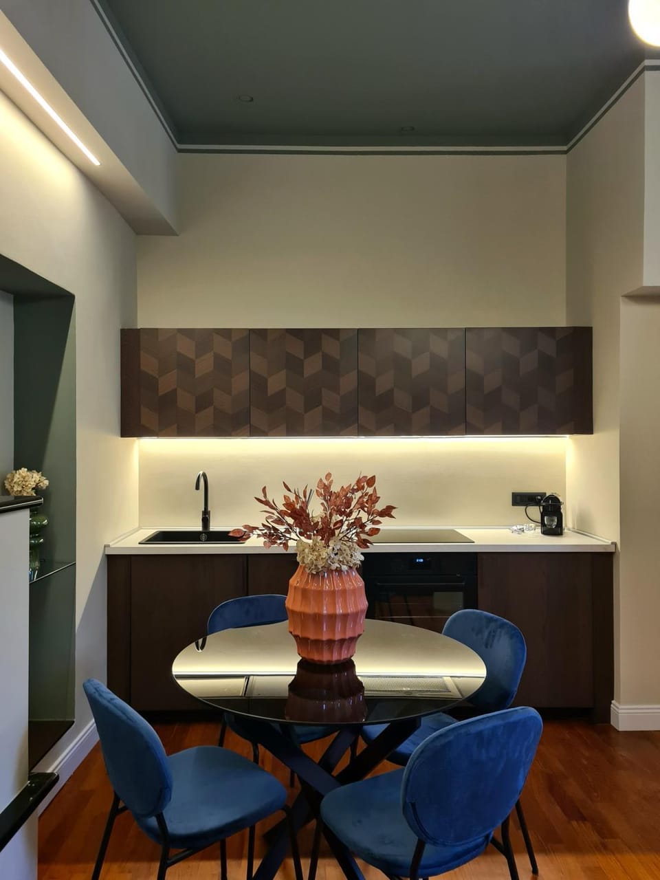 Kitchen or kitchenette, Living room, Seating area, Dining area