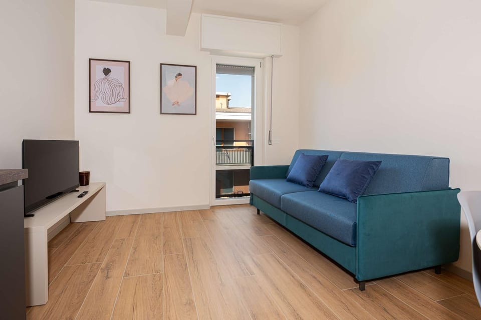 TV and multimedia, Living room, Seating area, Evening entertainment
