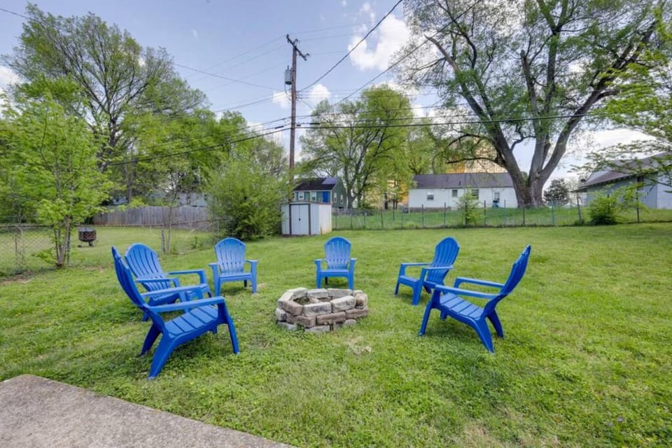 5 Min to Airport Pet Friendly Fire pit Fenced Yard House in Nashville