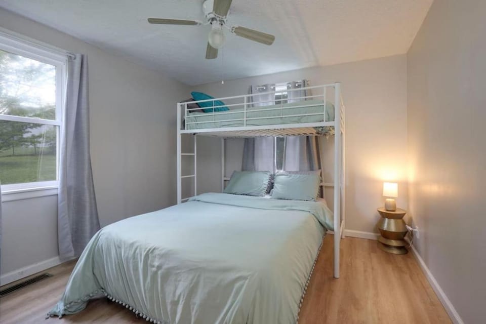 5 Min to Airport Pet Friendly Fire pit Fenced Yard House in Nashville